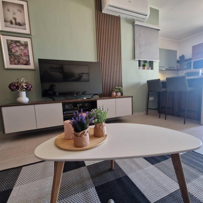 Centrally Located, Well Equipped, Stylish Flat. St. Paul's Bay Exterior photo